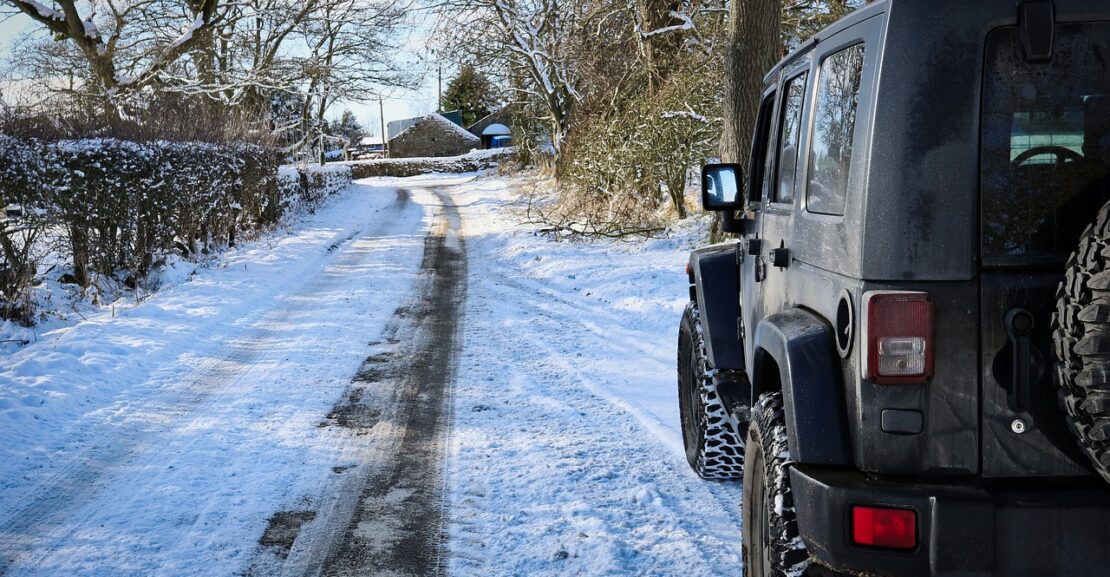 Jeep 4wd car in snow